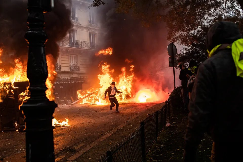 moudje08's tweet photo. @motazzod @RnaudBertrand The yellow vests in 2018 were rioting with no palestinian flag in sight. https://t.co/rFdcmZuGLB
