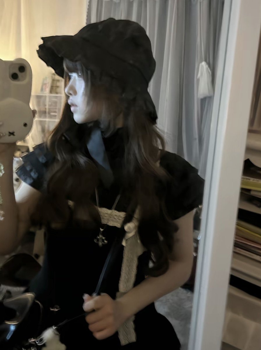 ese_du's tweet photo. 「茶髪にしないでさっちゃん」を信条にしているため、当方3年以上黒髪を染めていませんが正直こんな茶髪のかわいい女の子を見ては頭を抱える事もあります 思いきって髪を染める事も若いうちの特権だと思い、踏み出してもいいのかなぁ 未だに儚さとか少女らしさとか、諦められなくて苦しい https://t.co/Ua08YyVHh1