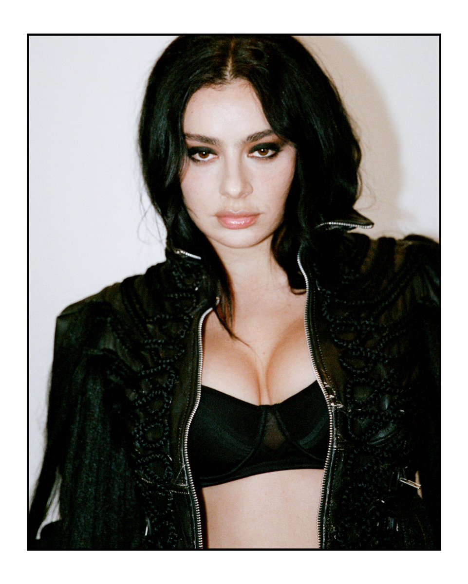 xcxsource's tweet photo. More of Charli xcx’s tour looks for the Music, Fashion, Film Tour. 🖤

📸: Henry Redcliffe https://t.co/tLzJtGW6Xz
