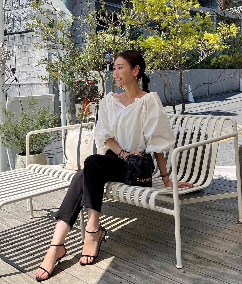 alessiodippoli7's tweet photo. [Yaoqin is a talented artist with elegant work, and we are honored to have her as a guest at our show right now!] https://t.co/QcF3iu1Es6