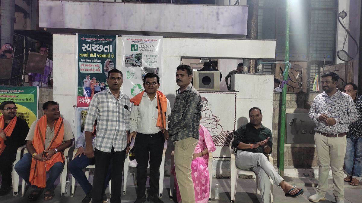 idrrakeshbjp's tweet photo. ગઈકાલે બળિયા દેવાસ, અમરાઈવાડી ગામ ખાતે નવરાત્રી મહોત્સવ નિમિત્તે માતાજીની ભવ્ય આરતી તથા ધાર્મિક કાર્યક્રમમાં ઉપસ્થિત રહ્યો આ પ્રસંગે સાંસદ શ્રી @dineshmakwanamp ,સ્થાનિક આગેવાનો, વડીલો, કાર્યકર્તા મિત્રો  ઉપસ્થિત રહી કાર્યક્રમની શોભા વધારી હતી.

#NavratriMahotsav #Amraiwadi https://t.co/tEiKscn6od