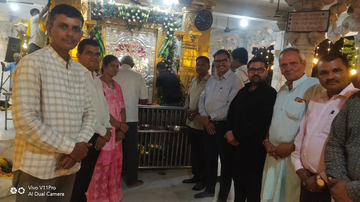 idrrakeshbjp's tweet photo. ગઈકાલે બળિયા દેવાસ, અમરાઈવાડી ગામ ખાતે નવરાત્રી મહોત્સવ નિમિત્તે માતાજીની ભવ્ય આરતી તથા ધાર્મિક કાર્યક્રમમાં ઉપસ્થિત રહ્યો આ પ્રસંગે સાંસદ શ્રી @dineshmakwanamp ,સ્થાનિક આગેવાનો, વડીલો, કાર્યકર્તા મિત્રો  ઉપસ્થિત રહી કાર્યક્રમની શોભા વધારી હતી.

#NavratriMahotsav #Amraiwadi https://t.co/tEiKscn6od