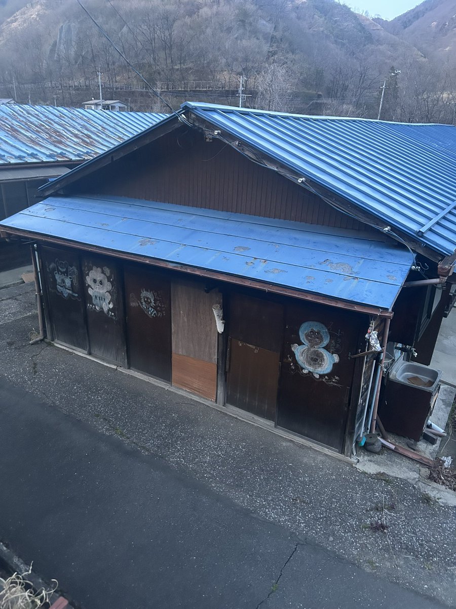 RunRunRuins's tweet photo. あぁ…ノスタルジーが台無し😔

当時物の落書きなら良いが、
これは許されざる所業である❗️ https://t.co/lBCqJKgv0z