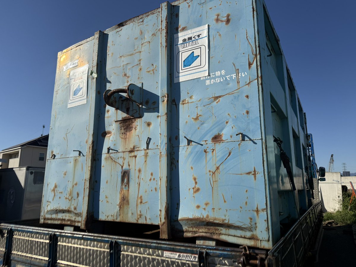 O06BiIA3p4DD7j5's tweet photo. 現場にフォークが無くても引取り＆納品できます🚚
荷台の高さはアーム車に合わせて作ってありますので、その場で積み卸し出来ます
ワイド車なので、重量さえクリアされていれば大型コンテナも大丈夫であります🫡
自社便での配送日時は現在は指定出来ませんが、忙しいお客様はご活用ください❤️ https://t.co/wugy3BnQTd