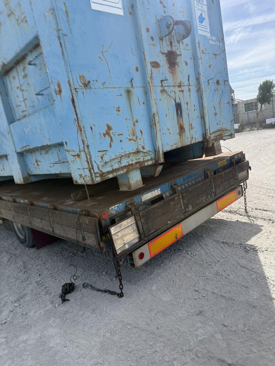 O06BiIA3p4DD7j5's tweet photo. 現場にフォークが無くても引取り＆納品できます🚚
荷台の高さはアーム車に合わせて作ってありますので、その場で積み卸し出来ます
ワイド車なので、重量さえクリアされていれば大型コンテナも大丈夫であります🫡
自社便での配送日時は現在は指定出来ませんが、忙しいお客様はご活用ください❤️ https://t.co/wugy3BnQTd