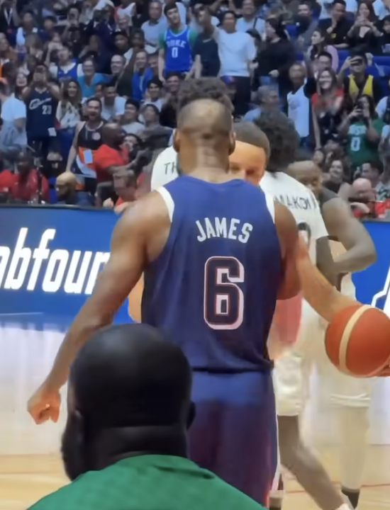 lebronsteph69's tweet photo. Lebron's body completely covering Steph's 🤤 same thing happens in bed btw https://t.co/iwlq0aSJog
