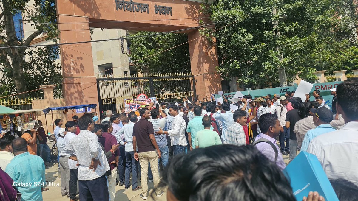 kyp_protest2's tweet photo. ✊ पिछले 10 दिनों से गर्दनीबाग में आंदोलन जारी है। KYP संचालक अपनी मांगों के समाधान की प्रतीक्षा कर रहे हैं। संबंधित मंत्री और विभाग को आगे आकर उनकी बात सुननी चाहिए।
आश्वासन नहीं, समाधान चाहिए!
@ArunshankarP @BiharSDM
#RestartKYP #SaveKYPBihar https://t.co/c2dSAbp1gx