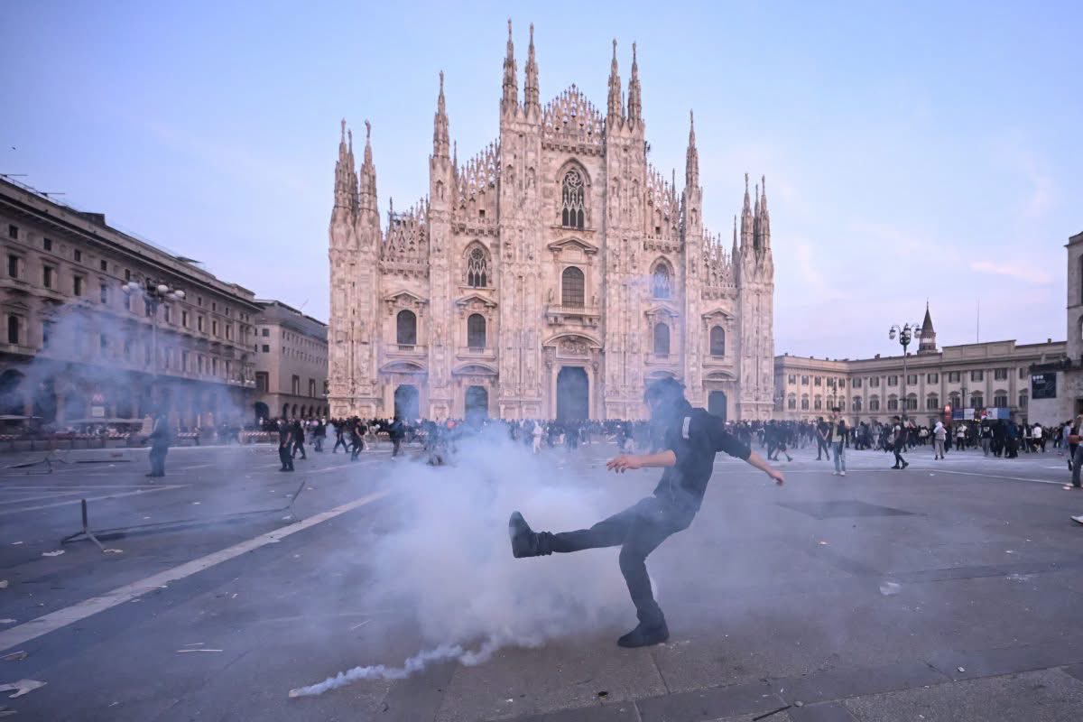 tumisole's tweet photo. Cost of living protests have hit France, Italy, Belgium &amp; France! 

In South Africa, we’re drowning too and we are about to see flames with incoming rises in petrol &amp; food costs in November. 

📸 Al Jazeera https://t.co/VFzKhXRqxF
