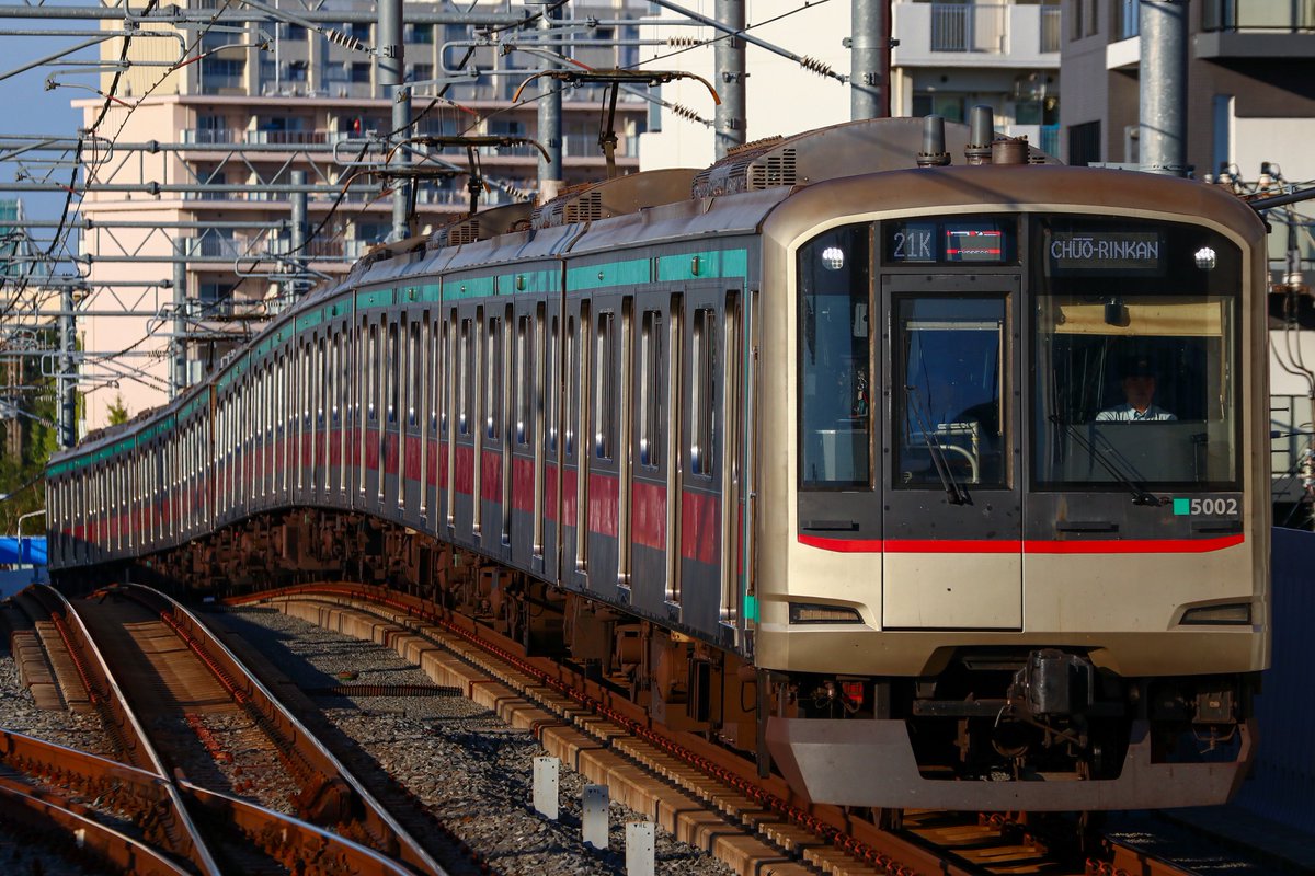 YoshiSeto54090's tweet photo. 2026.10.18
21K E1421K
急行 中央林間行き
東急5000系 5102F

いい感じの光線なのに英語幕なのが残念 https://t.co/ZeEPlSTFW7