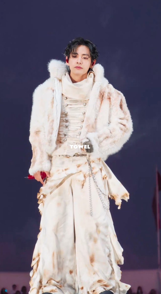 kthddd's tweet photo. this is one of the best fancams that shows why taehyung is nicknamed CGV. https://t.co/FHJ1CLOrYG