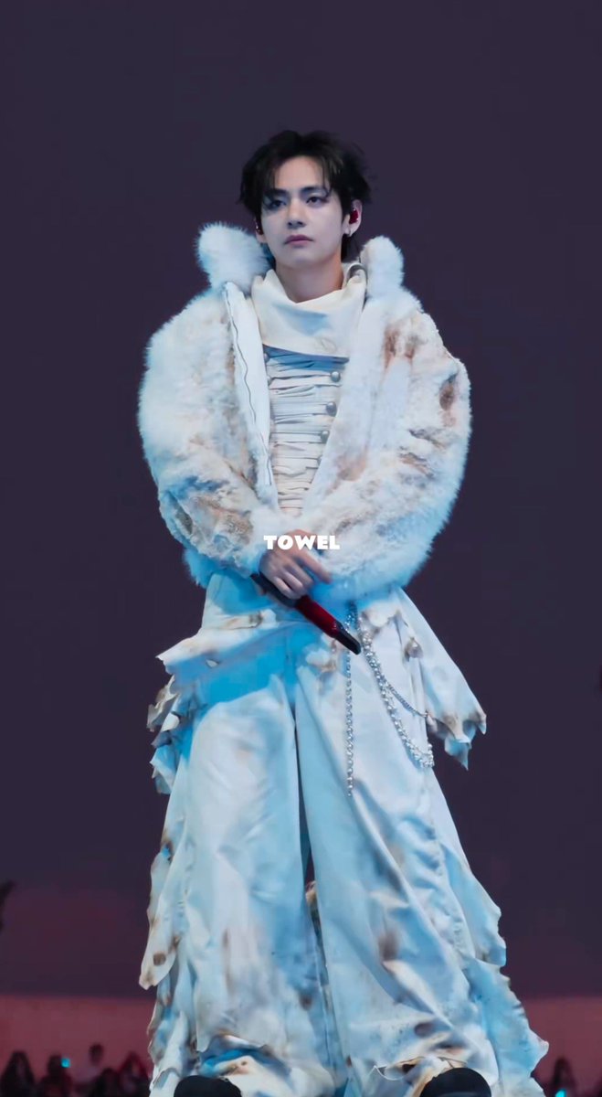 kthddd's tweet photo. this is one of the best fancams that shows why taehyung is nicknamed CGV. https://t.co/FHJ1CLOrYG