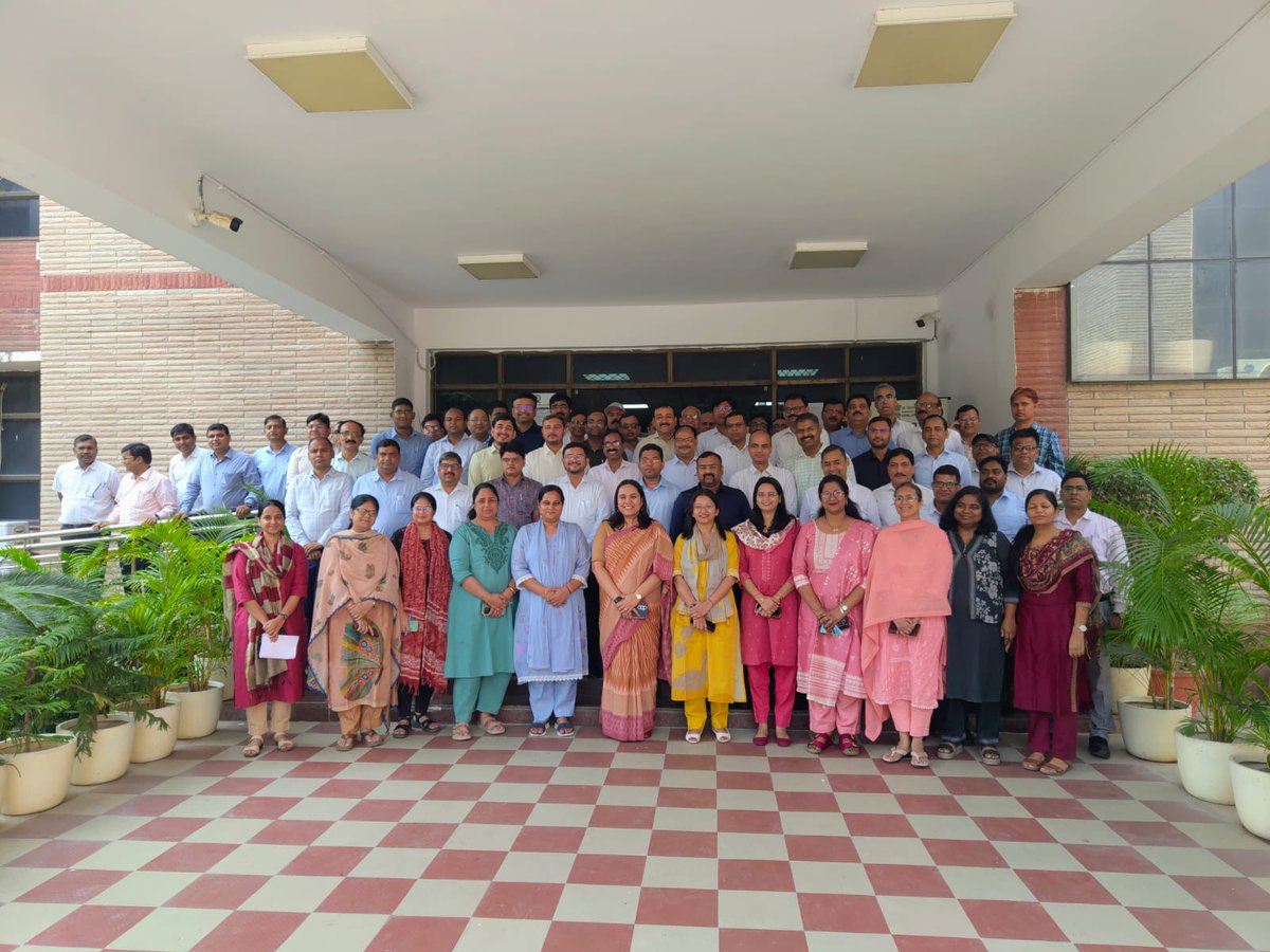 DCO_UP's tweet photo. दिनांक 16 अक्टूबर, 2026 को श्रीमती शीतल वर्मा (IAS), निदेशक एवं मुख्य प्रधान जनगणना अधिकारी, जनगणना कार्य निदेशालय उत्तर प्रदेश की अध्यक्षता में जनगणना-2027 के द्वितीय चरण के संबंध में जनपदों के अपर जिलाधिकारी(FR)एवं जिला जनगणना अधिकारी तथा सभी 17 नगर निगमों के अपर नगर आयुक्त
1/3 https://t.co/tJs5d7Fayg