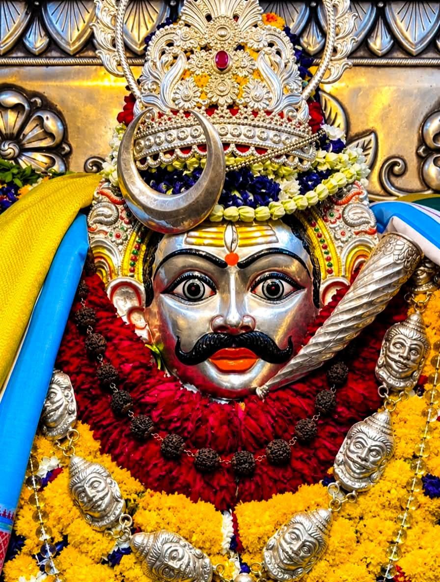 TempleConnect_'s tweet photo. Kashi Ke Kotwal Shri Baba #KaalBhairav ke divya darshan! 🙏✨
काशी के कोतवाल श्री बाबा काल भैरव के दिव्य दर्शन कीजिए! 🌺
https://t.co/zW5g37evlD
Your Devotional Connect Online
#templeconnect #Varanasi #Kashi #Banaras https://t.co/Hh6bRRDDBB