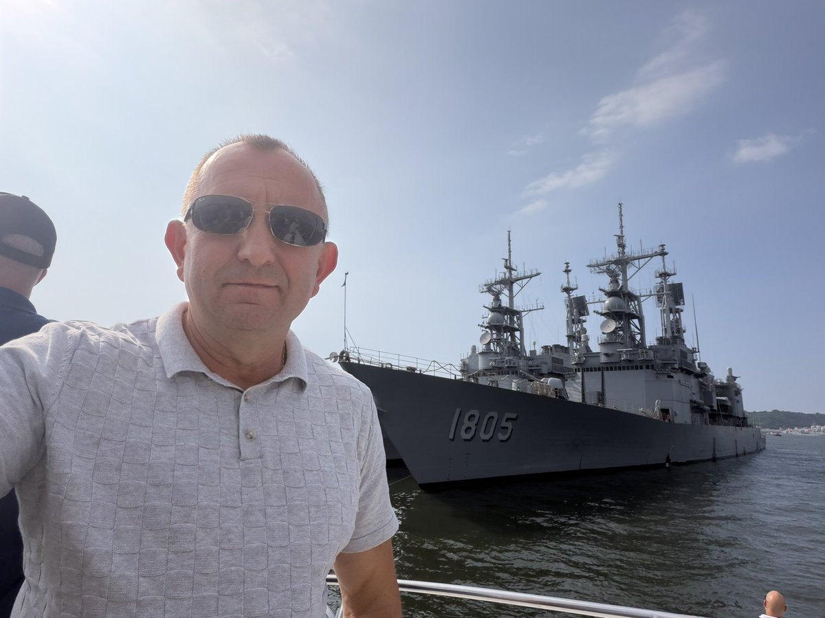 JGromadzinski's tweet photo. Krótkie podsumowanie moich wizyt w stoczniach na Tajwanie.

Po pierwsze jestem pod ogromnym wrażeniem rozmachu przemysłu stoczniowego. Tajwan koncertuje się na budowie własnych rozwiązań od projektu po produkcję. Najlepszym tego przykładem jest opracowany przez Tajwan okręt podwodny: koncepcja 2016 rok, rozpoczęcie pracy nad prototypem w 2019 roku, a dziś pierwszy okręt po testach oraz marynarka wojenna zamówiła 2 kolejne okręty z opcją na kolejne 5.
Po drugie, mogłem zobaczyć inne koncepcje małych i średnich okrętów opracowanych na Tajwanie charakteryzujących się dużą prędkością i manewrowością oraz duża siłą ognia zgodnie z opracowanymi założeniami działań asymetrycznych na morzu.
Po trzecie należy docenić duże osiągnieć przemysły stoczniowego w zakresie opracowanie i rozwoju dronów morskich.

Podsumowując, widzę  ogromne doświadczenie, wiedzę i determinację w opracowywaniu własnych rozwiązań, z których powinniśmy skorzystać przy opracowywaniu naszych własnych rozwiązań.