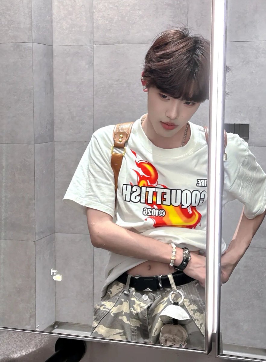 floatkjwzzz's tweet photo. 为什么大街上来和我搭讪的帅哥都是来做任务的不是来要我联系方式的🙃😅 https://t.co/21D9OhHWSq