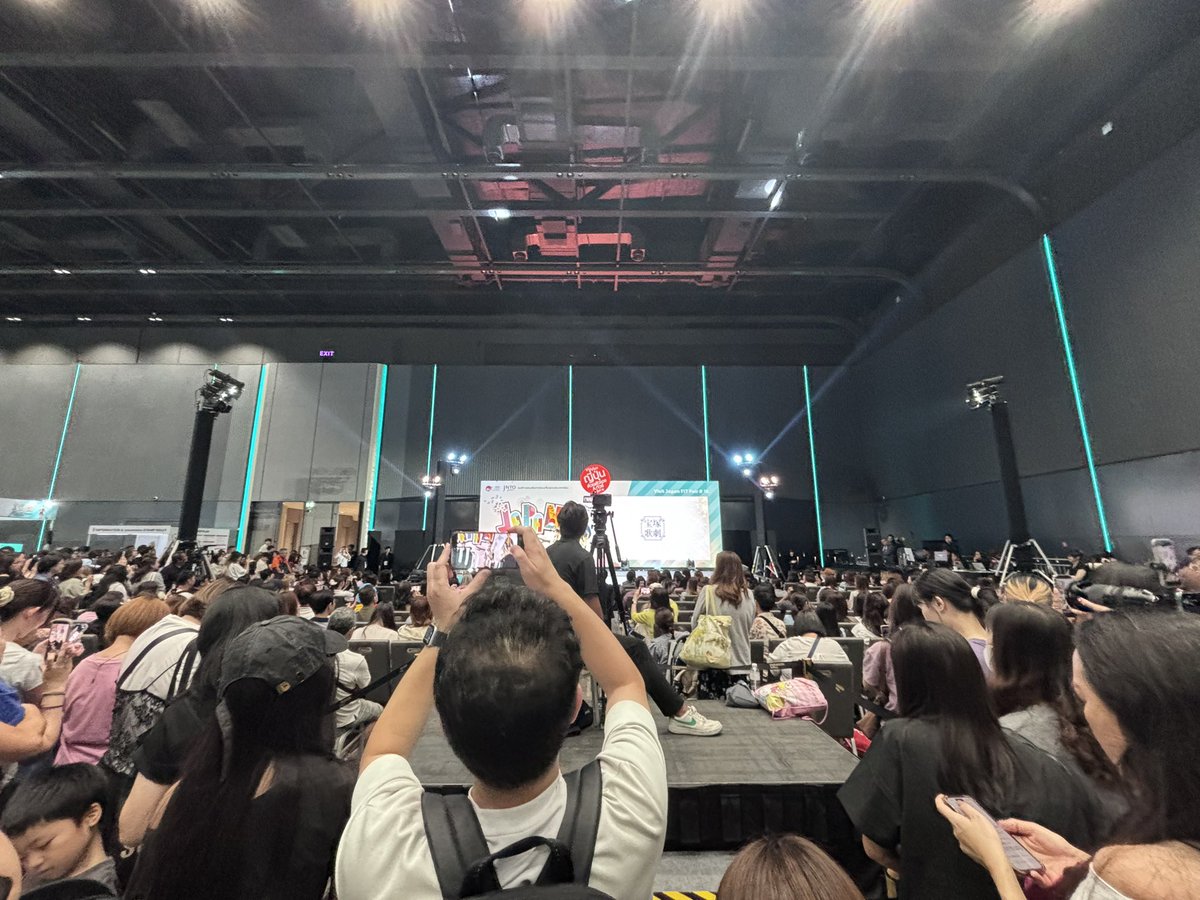 angryBaaai's tweet photo. คนเยอะจางงง 🥹

#FIT18xNuNew https://t.co/PstD3CPbVm