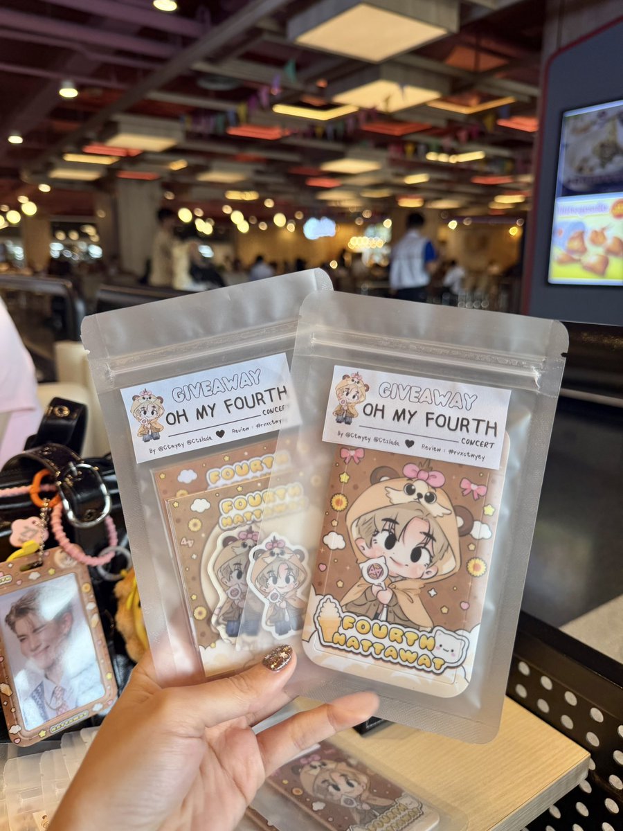 Ctwyey's tweet photo. พร้อมแจกแล้ว นั่งอยู่ MK โต๊ะริมฝั่งประตูนะคะ ไม่ต้องเดินเข้าร้าน โชว์รีทวิตมารับได้เลยค่า 🤎 

#FourthConcertD3 https://t.co/aVilNj5jTJ