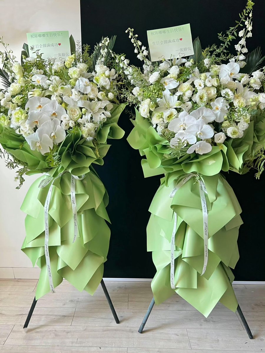 Withjingyi_TH's tweet photo. จางจิ้งอี๋ส่งกระเช้าดอกไม้ให้เฉินตูหลิง เนื่องในวันเกิด 2 ช่อ💐 💐

ในการ์ด : 

" ขอให้เฉินตูตูมีความสุขในวันเกิดนะ!

ขอให้���านปาร์ตี้/แฟนมีตติ้งวันเกิดประสบความสำเร็จอย่างงดงามนะ❤️"

Happy birthday DuDu Kaa 🎂

#จางจิ้งอี๋ #ZhangJingyi #Chenduling https://t.co/5xFs4KVH1A