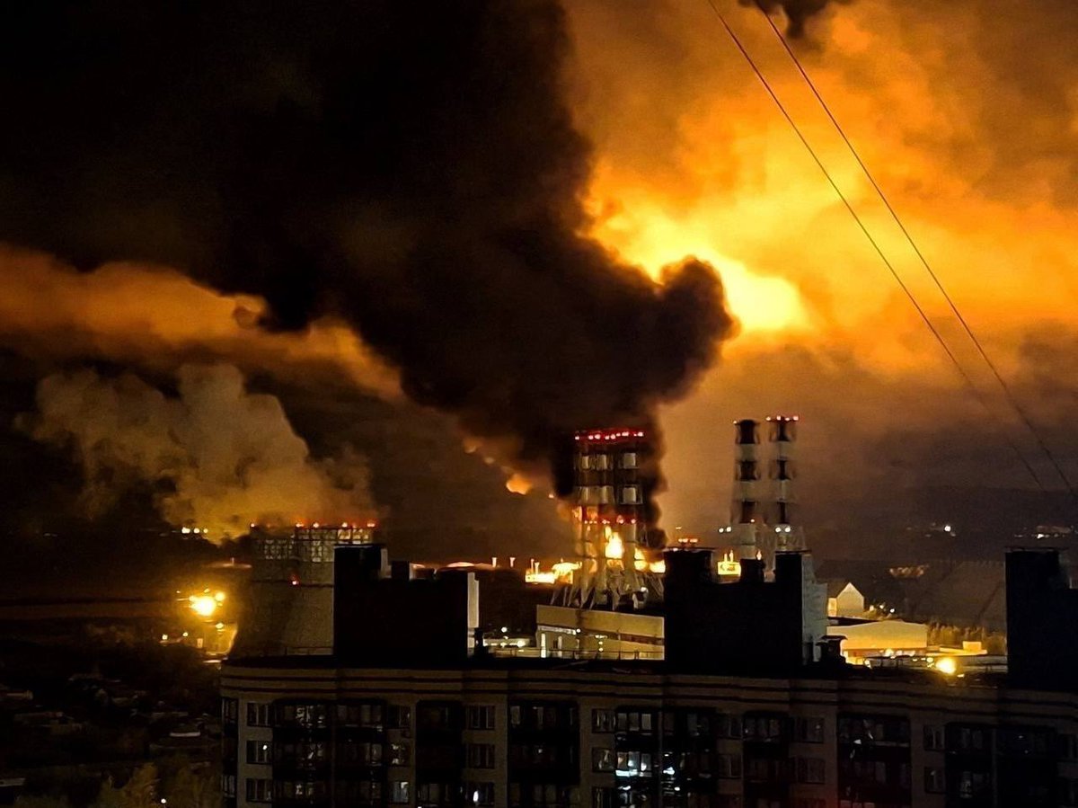JulianRoepcke's tweet photo. Ukrainischer Großangriff auf die russische Metropole Sankt Petersburg.
Dabei wurden zahlreiche kritische Infrastrukturen getroffen.

Durch seine verheerende Politik hat Donald Trump fast sämtlichen Einfluss auf die ukrainische Regierung verloren. https://t.co/hjcJpQ5yoe