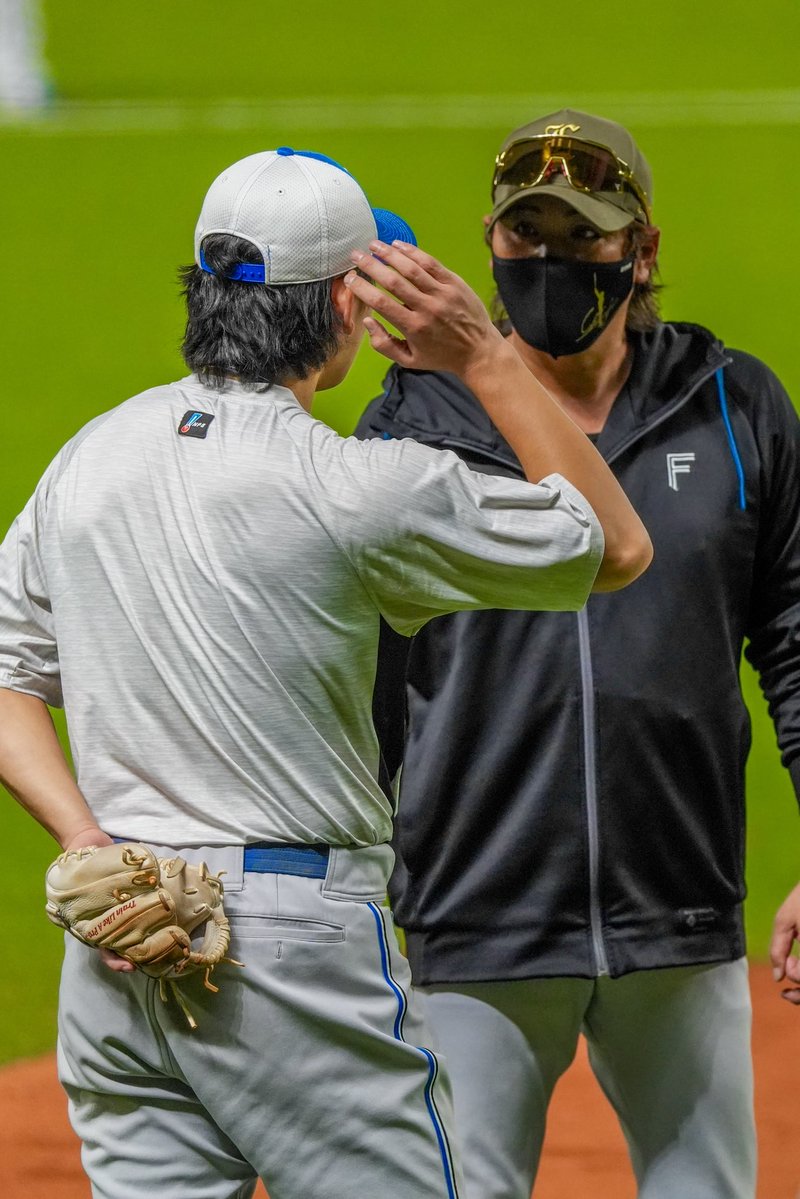 satsukiTWPJ's tweet photo. 大男ふたり(BOSSと野村くん)のおしゃべりは圧というかオーラがすごい

みずほPayPayドーム福岡(2026/10/15)
#lovefighters  #野村佑希 https://t.co/OIBmL52NB7
