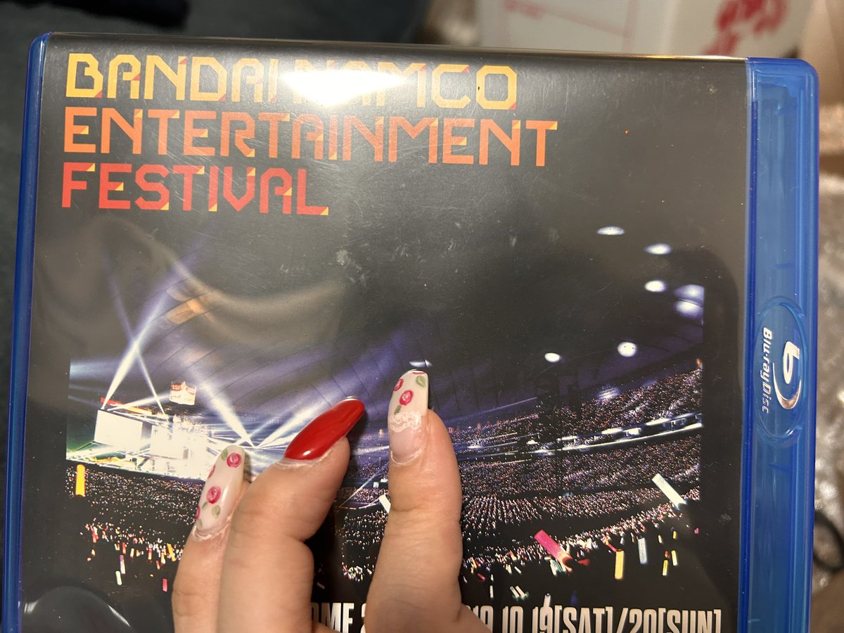 knt_mzzz's tweet photo. ディスク2が割れてるバンナムフェスの円盤欲しい人いる😔？普通に保管してたのに気づいたら割れてて流石に買い直したので自分のはあっていなかったらもう捨てちゃおうかな〜って送料と梱包費ぐらいもらえたらもしくはバトルフェスとか https://t.co/sCDha9Cf0F