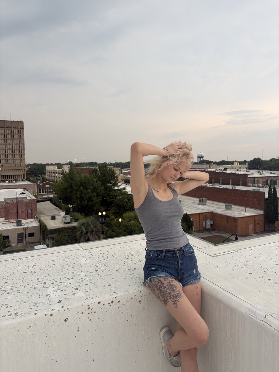 farrahtrixiee's tweet photo. I’m just trying not to think 💭 https://t.co/SgABIJjWe5