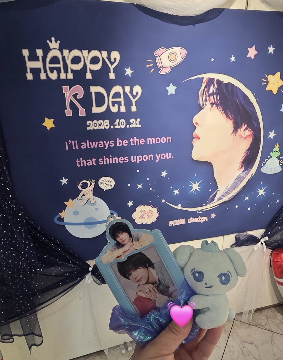 mimi63034523's tweet photo. 午前中の予定を済ませてから行ってきた☕️
もかまるのラテアートかわいい♡
今年の飾りも素敵でした🚀✨️
ケイくんのガチャガチャ少しだけ残ってたけど、もかまる出ず😂
#HAPPY_K_DAY2026
#andTEAM_K
#andTEAMdesign
#tigcafe https://t.co/xOXqT5jVCY
