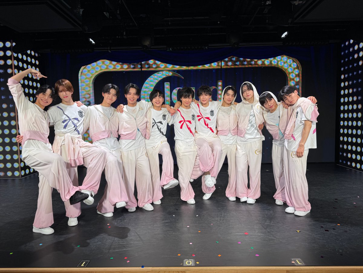 cloudten_info's tweet photo. 【We're Cloud ten】 
貴重な休日をCloud tenと一緒に過ごしてくださり、本当にありがとうございました✨

バレーボールイベントでの裏話やうっかりエピソードなどの福岡トークが盛りだくさんでしたね！！
Windsの皆さんは左右違う色の靴でお出かけしないように、くれぐれもお気をつけください👟👟💭

明日は19:00より開演です。
Cloud ten THEATERにて、皆さまのご来場をお待ちしております🌈

📍ダイバーシティ東京 プラザ ６F       
『Cloud ten THEATER Supported by Rakuten みんなのチケット』       

▼一般先着販売はこちら
https://t.co/rUH20OAezQ

▼明日の出演のメンバーはこちら
https://t.co/MVehJfQHsK

#Cloudten #クラウドテン #CloudtenTHEATER