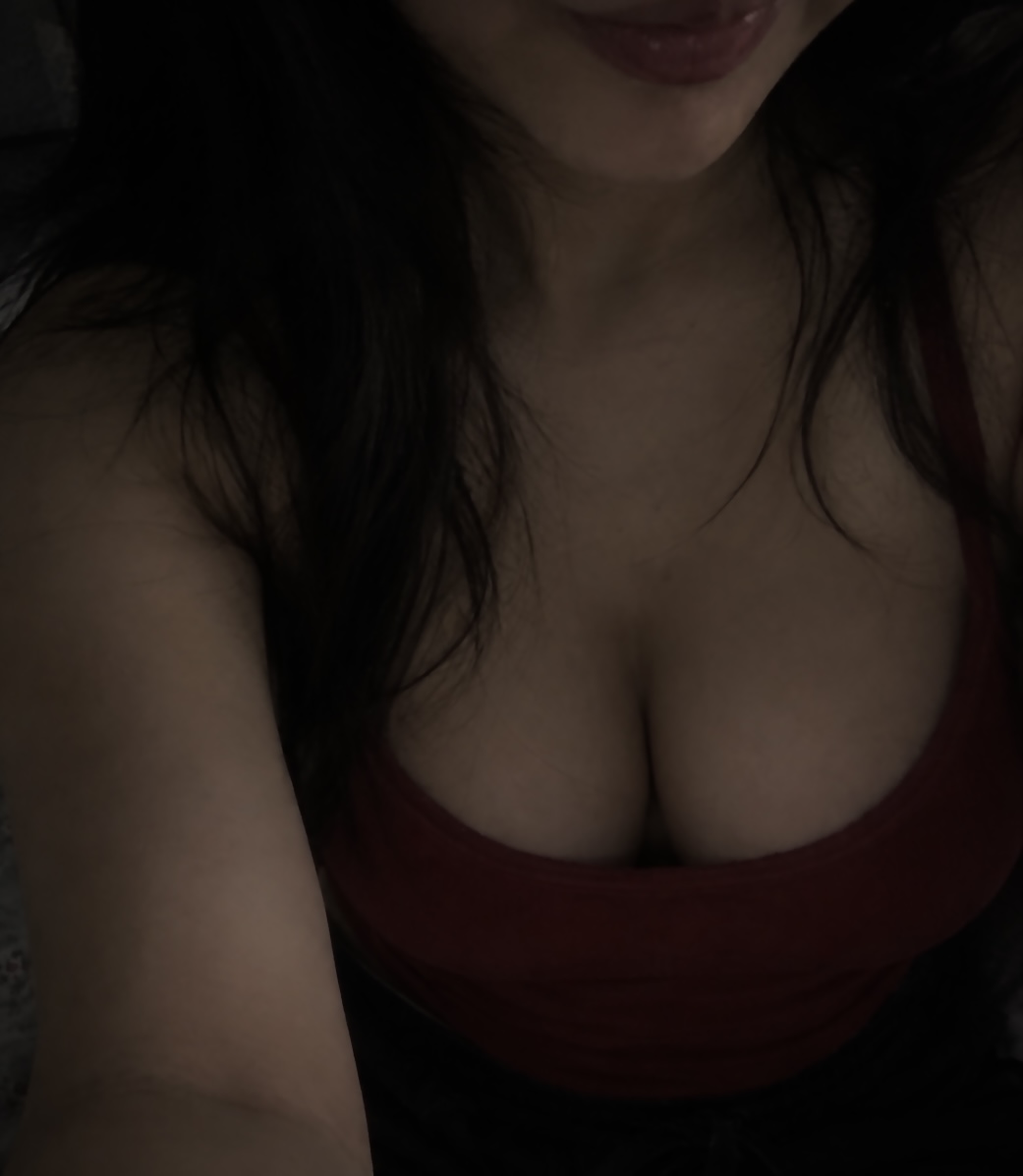 ava_meowwx's tweet photo. u guys like my cleavage a lot so here is moreee https://t.co/gig5QWC9Df