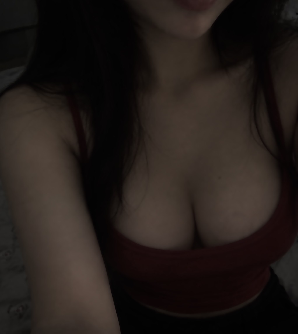 ava_meowwx's tweet photo. u guys like my cleavage a lot so here is moreee https://t.co/gig5QWC9Df