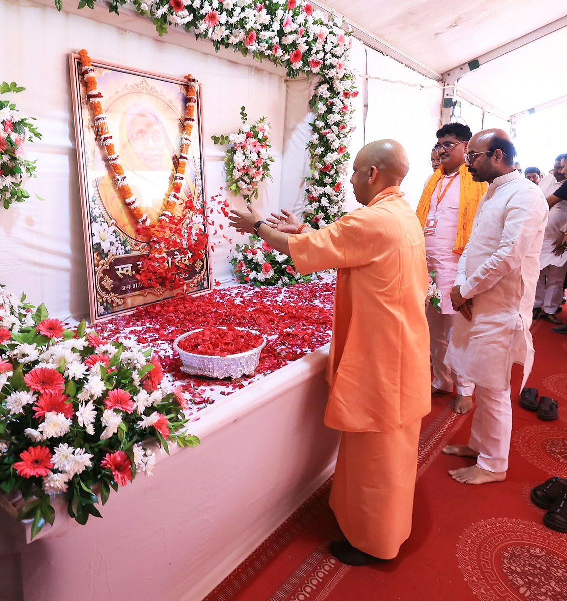 myogiadityanath's tweet photo. .@BJP4India के राष्ट्रीय महामंत्री एवं पूर्व सांसद श्री हरीश द्विवेदी जी के बस्ती स्थित आवास पर आज पहुंचकर उनकी दिवंगत पूज्य माता जी के चित्र पर पुष्प अर्पित कर उन्हें श्रद्धांजलि दी एवं शोक संतप्त परिजनों को ढांढस बंधाया।

प्रभु श्री राम से प्रार्थना है कि दिवंगत पुण्यात्मा को अपने श्री चरणों में स्थान दें।