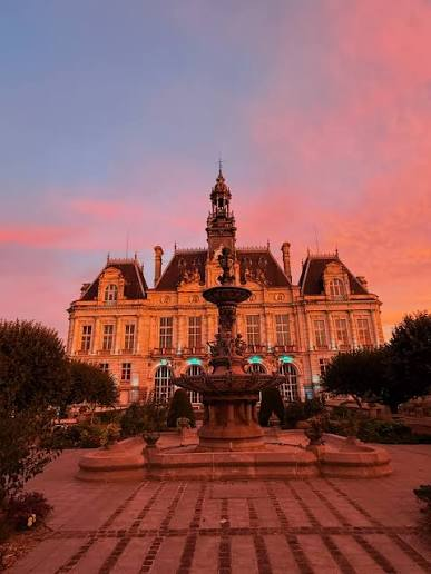 ROGERZDZISLAWKN's tweet photo. Francja🇫🇷
Ten piękny ratusz miejski w LIMOGES w płomieniach po wczorajszym ataku skrajnie lewicowych aktywistów 

France🇫🇷
This beautiful town hall in Limoges is ablaze following yesterday’s attack by far-left activists

👇
https://t.co/lvJdWAYzNx https://t.co/kF1pcai32E