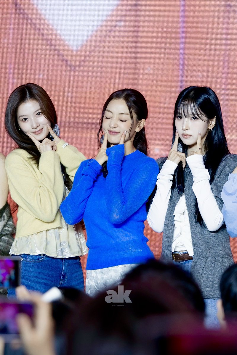 akchaengie's tweet photo. 261017 TWICE FAN PARTY [ONCE UPON A THRILL] 

🐹🦄🐧
 ☝🏼  ☝🏼
     🫶🏼

#TWICE #트와이스 #SANA #JIHYO #MINA #사나 #지효 #미나 https://t.co/fsd19D0rXX