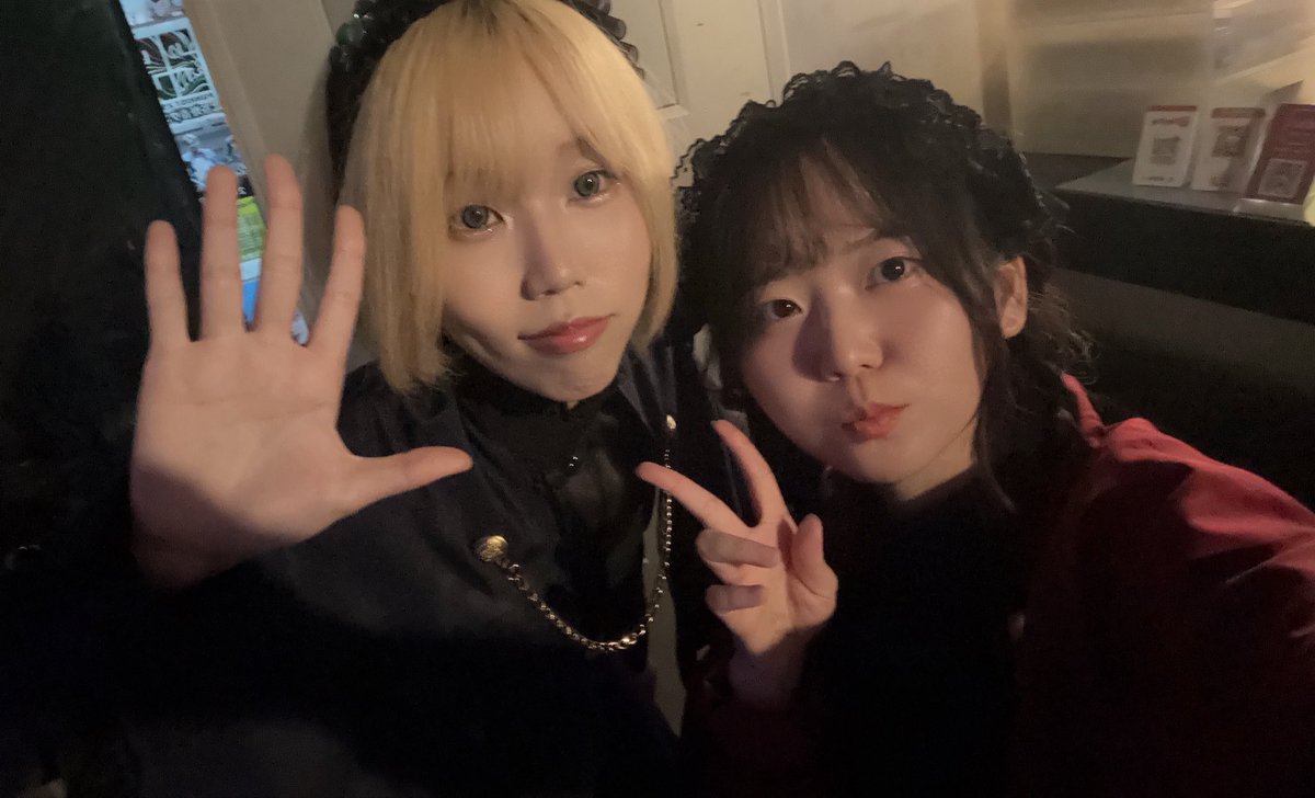 aishin_official's tweet photo. …━━［御礼］━━…
WAXX IDOLAND@長堀橋WAXXさんありがとうございました☺️

本日から冬衣装のケープです💙❤️（回ると綺麗だよ）
今日はいっぱい動いたので終わると二人とも汗だくになってました✨
撮影、ペンライント、いろんな方法で応援してもらえて感謝です！！

セトリALT⬇️
…━━━━━━… https://t.co/r6hDTwtNFL