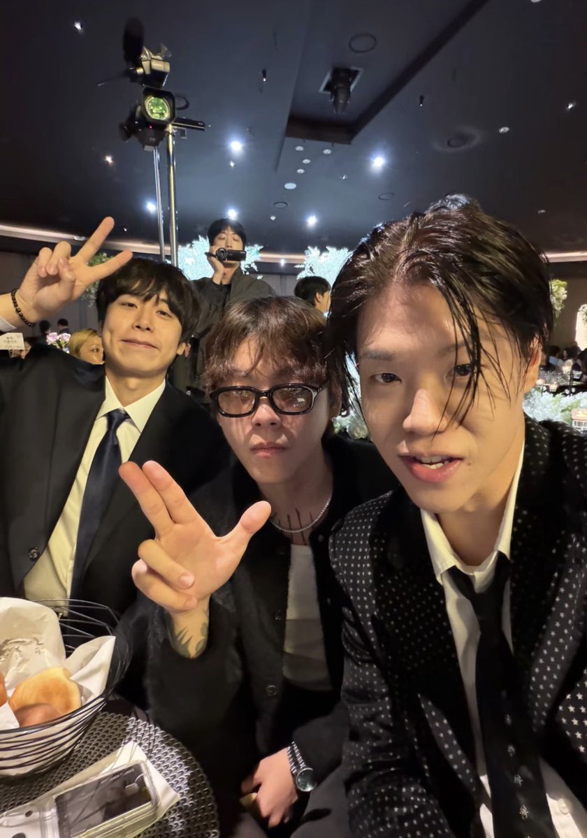 niwonheaven's tweet photo. ㅁㅊ 머리 자른거임 묶은거임
뒷머리 ㅇㄷ감
묶은건가?????? https://t.co/XiBRS2tFp2