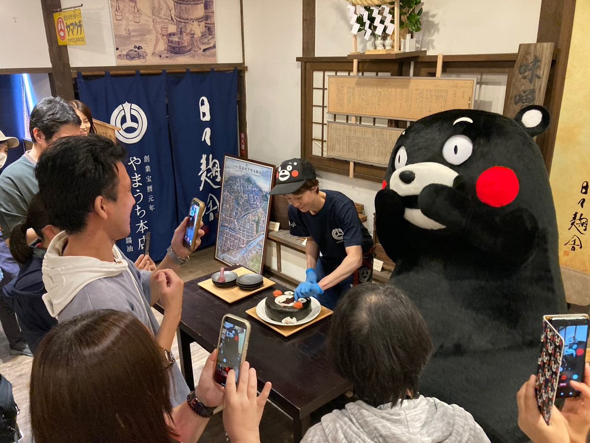 55_kumamon's tweet photo. ボクの顔の形の大きなおにぎり、皆さんのおなかにぺろっと入っちゃったモン☆1泊2日のくまモンランドバスツアー、今回も皆さんの笑顔が見られて嬉しかったモン！オープン前のくまモンスクエアで特別ステージも楽しんでもらえたかモン？次はボクも一緒にお泊まりしたかモーン☆https://t.co/AFYWrPJvL4 https://t.co/20GTwHLFoS