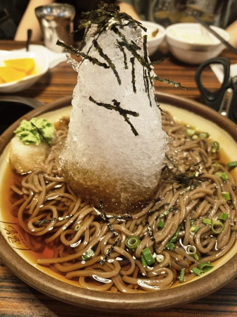 moon_paca's tweet photo. 韓国で見つけた「ヒマラヤそば」❄️

丼の真ん中に本物のヒマラヤ山脈が生えてきた。
氷が溶けていく過程も楽しめるのがポイント。

日本のざるそばとは次元が違うレベルで冷たい…誰かこれ知ってる？ https://t.co/1rq2hi49pV