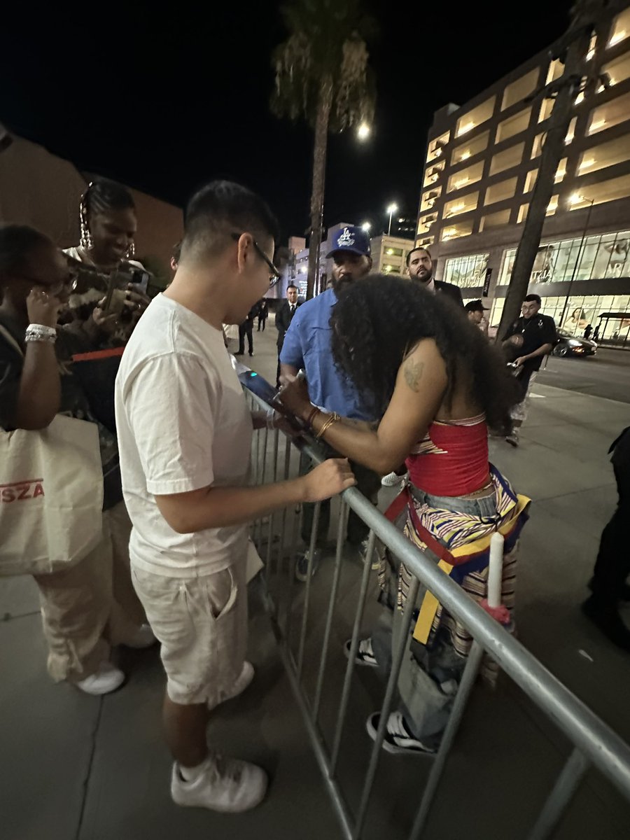 adamthevirgo's tweet photo. I MET SZA 😍😍😍 #sza #ctrl #sos #solana https://t.co/m1fn8pMlnF
