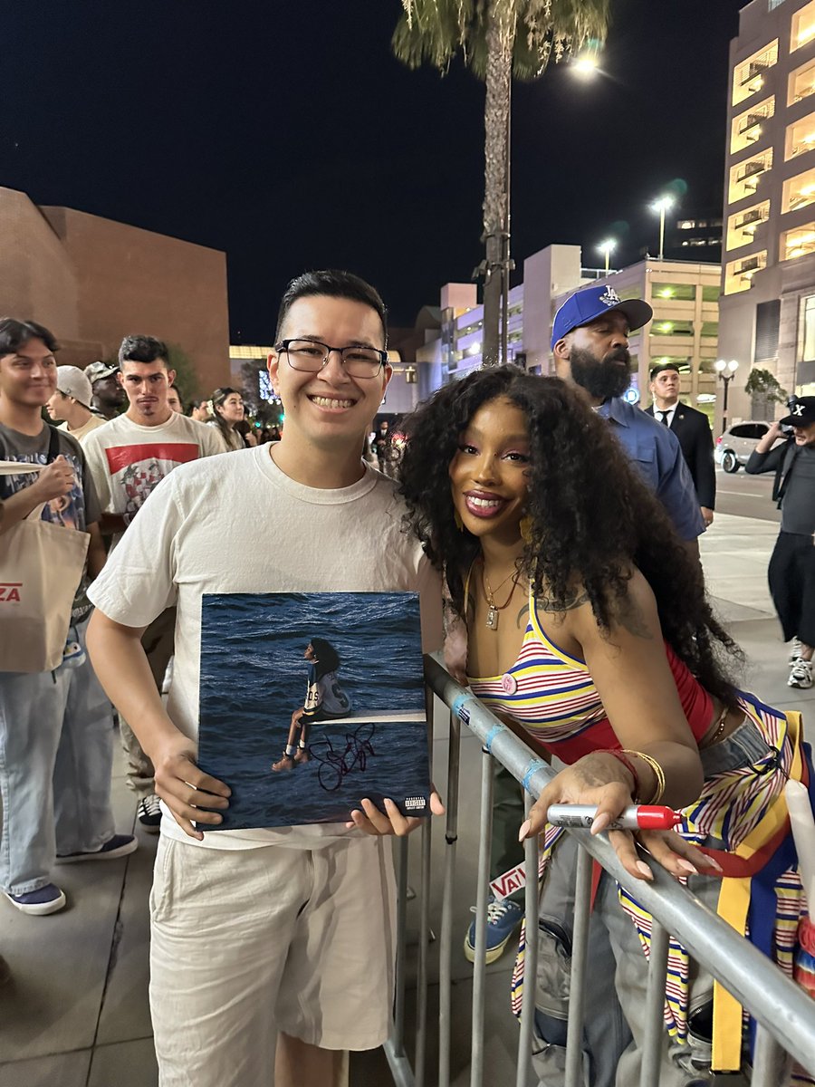 adamthevirgo's tweet photo. I MET SZA 😍😍😍 #sza #ctrl #sos #solana https://t.co/m1fn8pMlnF