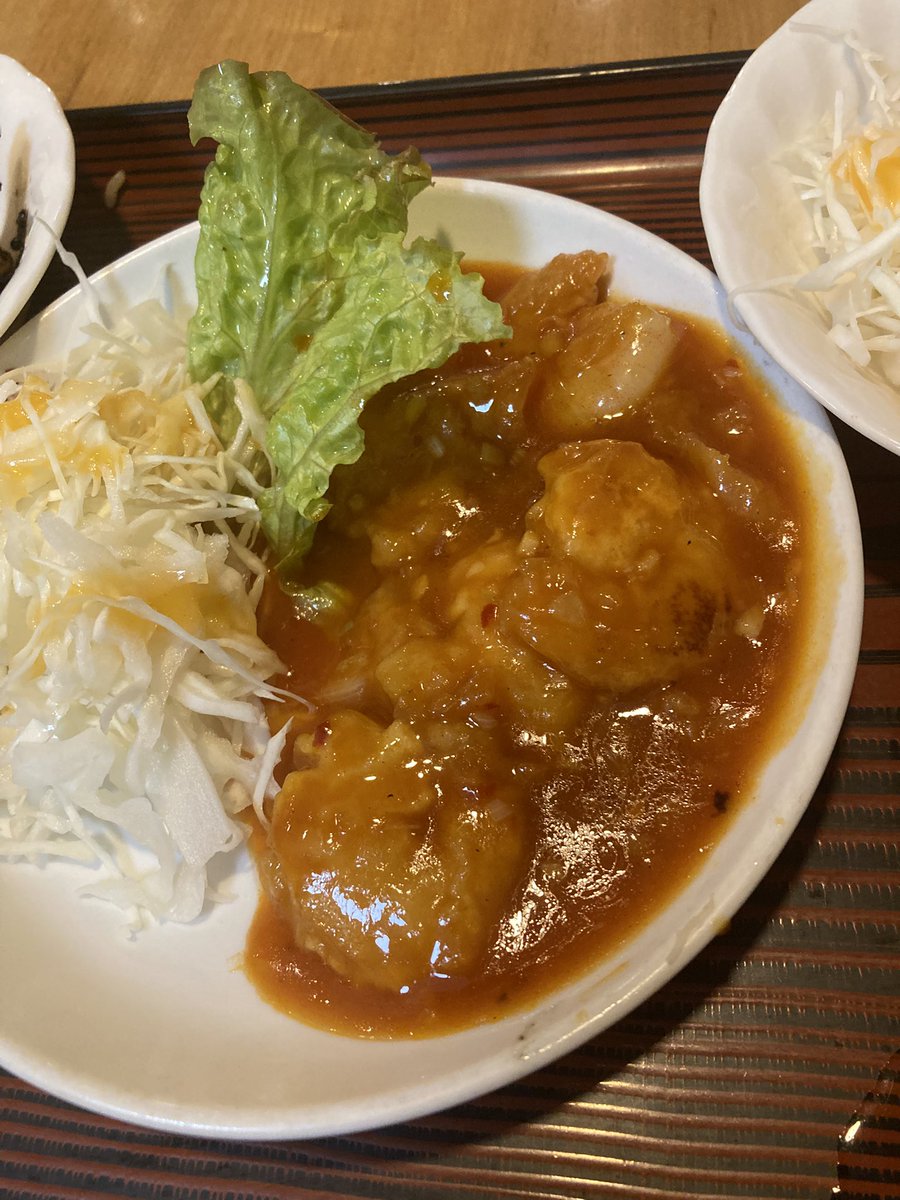 moto19620814's tweet photo. 昨夜の『もっさん外食』

庶民の味方！大阪王将🥟
【ハーフ３種定食えびチリ】
えびチリ・餃子・とり天・スープ・ご飯

オマケ
【春巻き】

久しぶりに旨かった♪
ごちそうさま😋
＃大分県
＃料理
＃外食
＃中華 https://t.co/VOlY8t0k2b