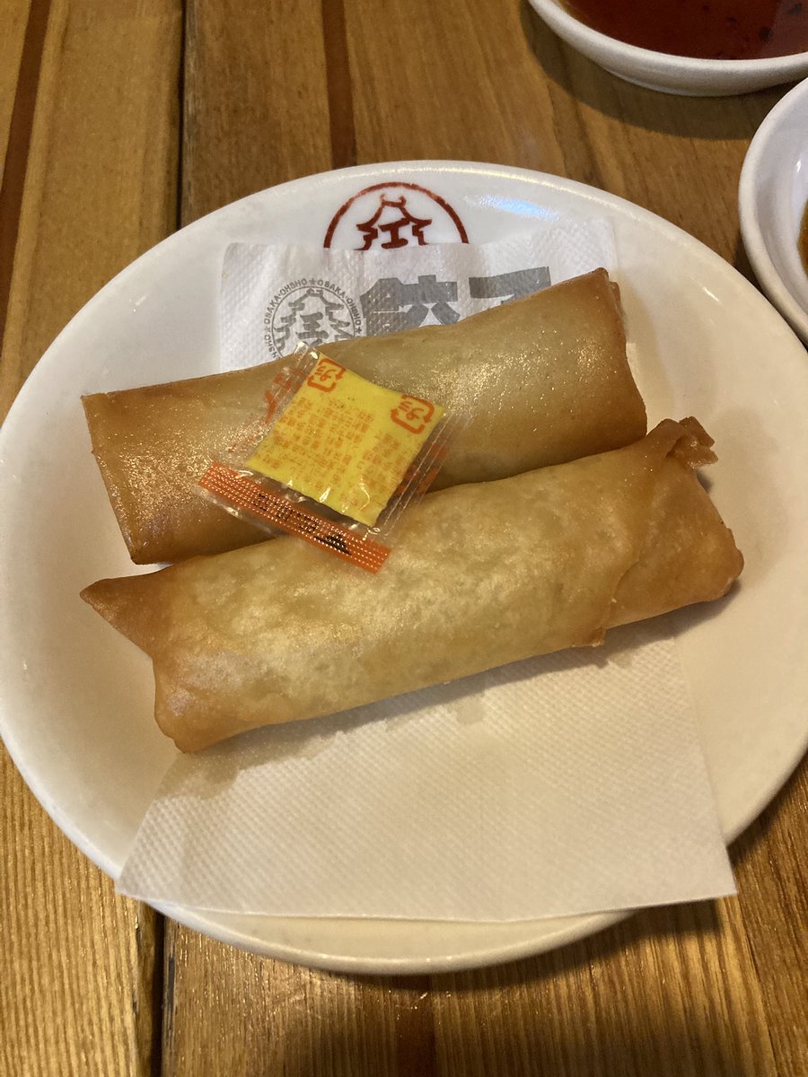 moto19620814's tweet photo. 昨夜の『もっさん外食』

庶民の味方！大阪王将🥟
【ハーフ３種定食えびチリ】
えびチリ・餃子・とり天・スープ・ご飯

オマケ
【春巻き】

久しぶりに旨かった♪
ごちそうさま😋
＃大分県
＃料理
＃外食
＃中華 https://t.co/VOlY8t0k2b