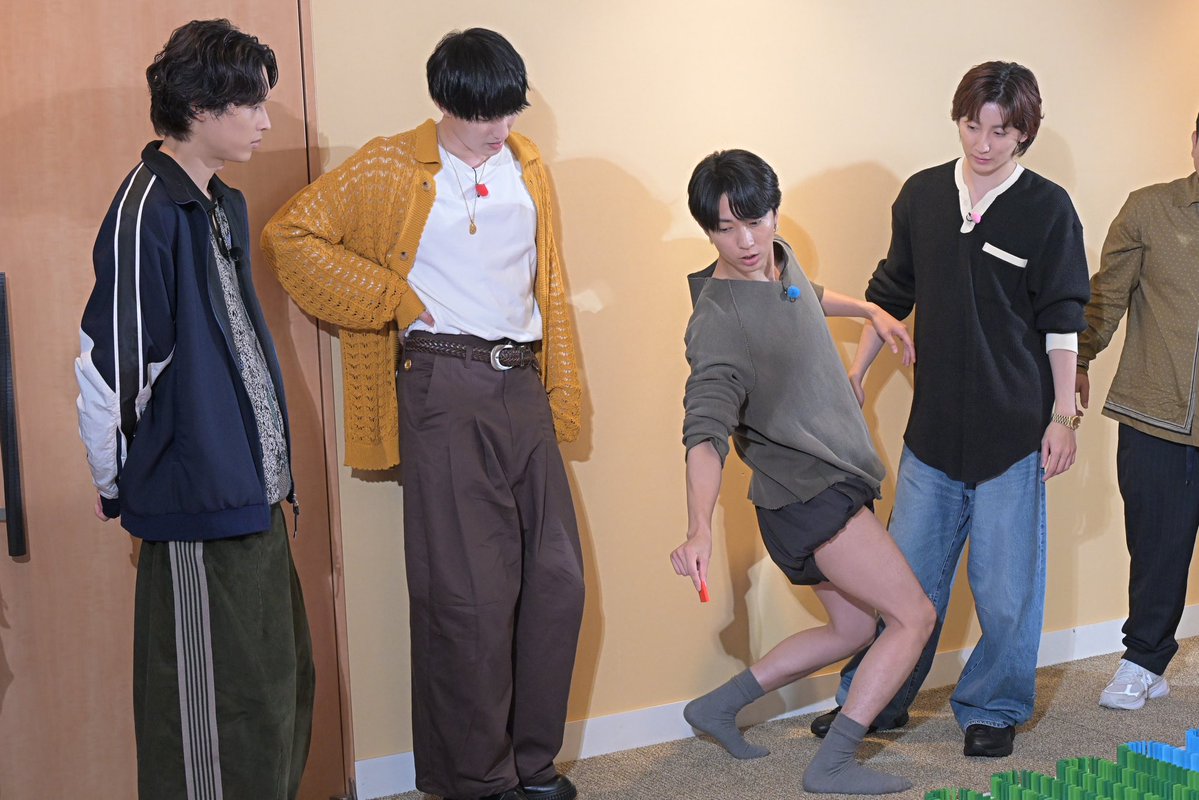 6sixtones_tbs's tweet photo. 「ダンディドミノチャレンジ」で
思わぬハプニング連発…！？

奇天烈な設定の中、ダンディな
SixTONESの姿をお届けしちゃいます🪩🕶⸒⸒

🔈 『𝟨𝘚𝘪𝘹𝘛𝘖𝘕𝘌𝘚』𝟣𝟢/𝟤𝟣(水)よる𝟪時𝟧𝟦分 💎
(※一部地域を除きます)

#シクスト
#6SixTONES https://t.co/bgUiyrjp1q