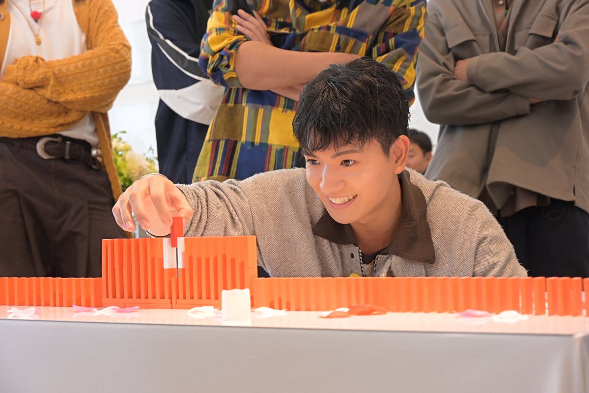 6sixtones_tbs's tweet photo. 「ダンディドミノチャレンジ」で
思わぬハプニング連発…！？

奇天烈な設定の中、ダンディな
SixTONESの姿をお届けしちゃいます🪩🕶⸒⸒

🔈 『𝟨𝘚𝘪𝘹𝘛𝘖𝘕𝘌𝘚』𝟣𝟢/𝟤𝟣(水)よる𝟪時𝟧𝟦分 💎
(※一部地域を除きます)

#シクスト
#6SixTONES https://t.co/bgUiyrjp1q