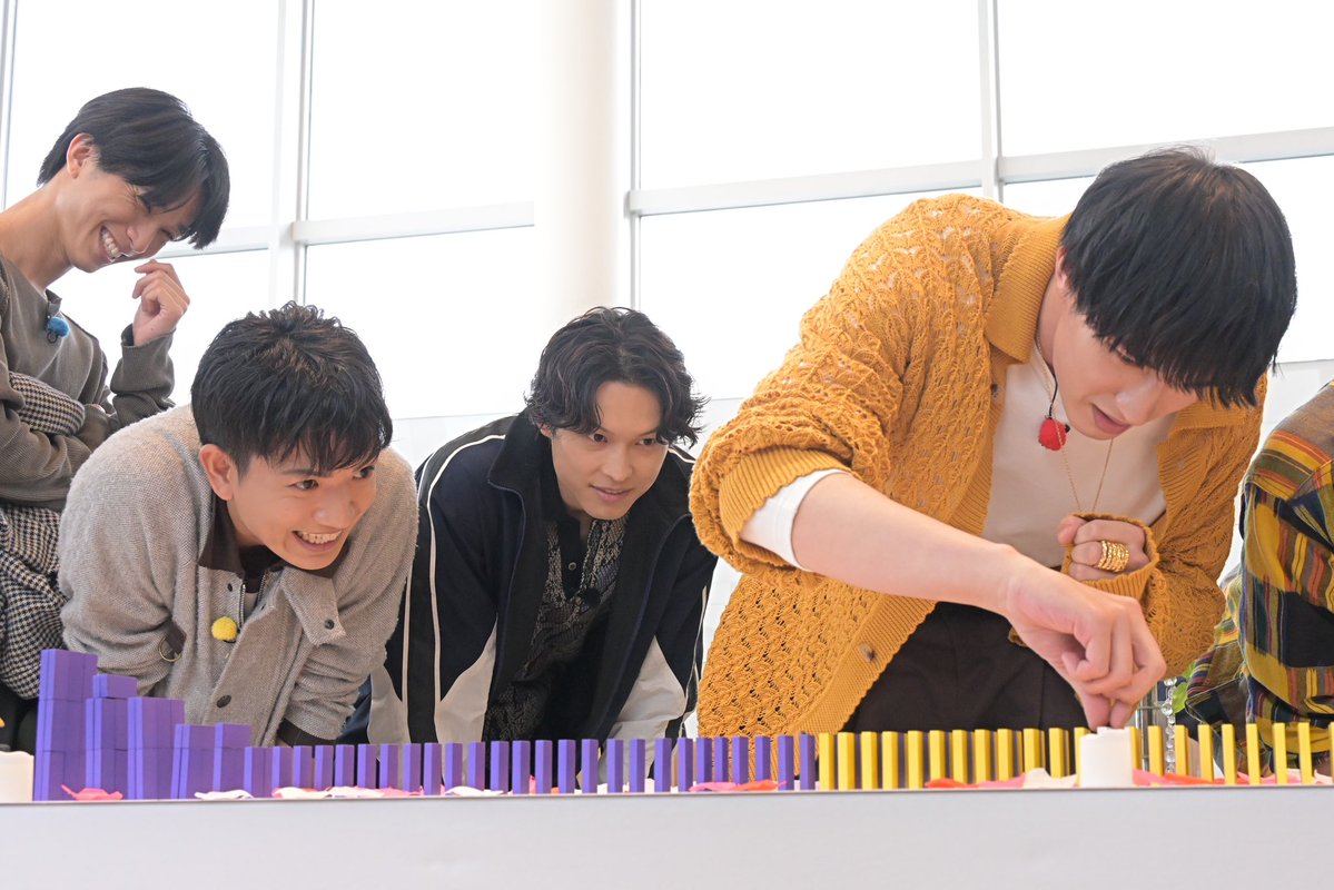 6sixtones_tbs's tweet photo. 「ダンディドミノチャレンジ」で
思わぬハプニング連発…！？

奇天烈な設定の中、ダンディな
SixTONESの姿をお届けしちゃいます🪩🕶⸒⸒

🔈 『𝟨𝘚𝘪𝘹𝘛𝘖𝘕𝘌𝘚』𝟣𝟢/𝟤𝟣(水)よる𝟪時𝟧𝟦分 💎
(※一部地域を除きます)

#シクスト
#6SixTONES https://t.co/bgUiyrjp1q