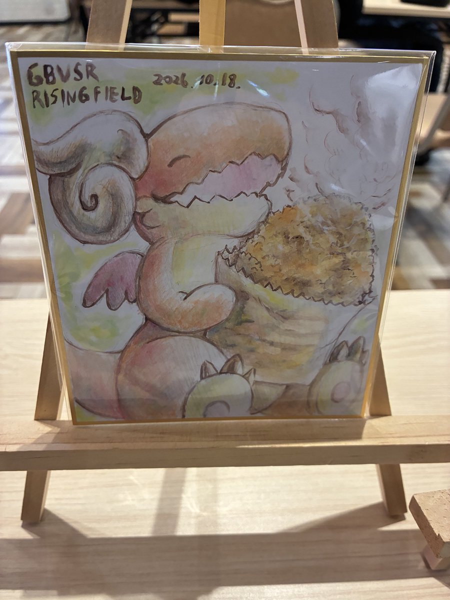 judge_deba's tweet photo. eスポフィールドさんの名物のイラストがあったので実物と撮りました！
かわいい！ https://t.co/VXvH4vmYO4