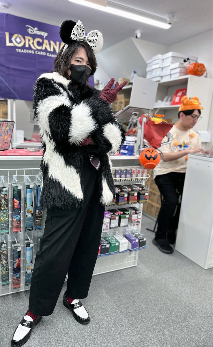 lorhappy_tcg2's tweet photo. 本日は高田馬場店のスタッフ達がヴィランに扮して怪しくお出迎えしております👻‼︎

(昨日の新弾発売記念パーティーに、とても素敵な仮装で遊びにきてくださったイルミニアさんに感化されました🙂‍↕️🫶)

𝑯𝒂𝒑𝒑𝒚 𝒉𝒂𝒍𝒍𝒐𝒘𝒆𝒆𝒏, 𝒉𝒂𝒑𝒑𝒚 𝒗𝒊𝒍𝒍𝒂𝒊𝒏𝒔 😈

＼誰の仮装でしょう🎃✨／ https://t.co/RIp4YchObt