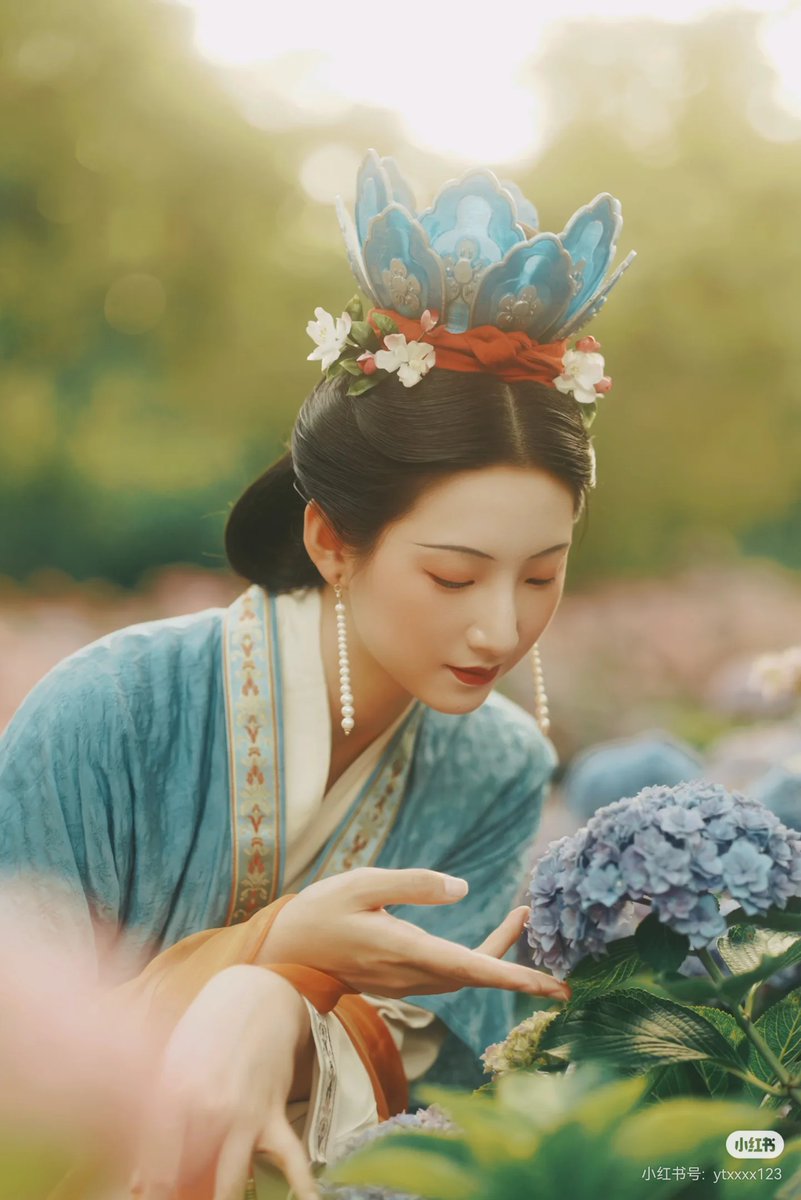AmazingHanfu's tweet photo. Blue petals, silver filigree, red silk, and floral accents—this blue lotus crown is the perfect embodiment of Song Dynasty aesthetics.（via. antong) 
HanfuOOTD
Northern Song dynasty style parallel-collared shirt, Open-front outerwear https://t.co/iTiGAC3pXK