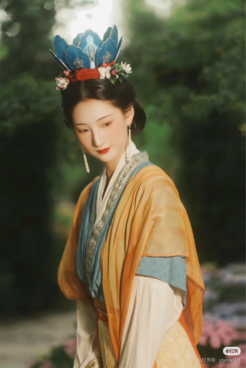 AmazingHanfu's tweet photo. Blue petals, silver filigree, red silk, and floral accents—this blue lotus crown is the perfect embodiment of Song Dynasty aesthetics.（via. antong) 
HanfuOOTD
Northern Song dynasty style parallel-collared shirt, Open-front outerwear https://t.co/iTiGAC3pXK