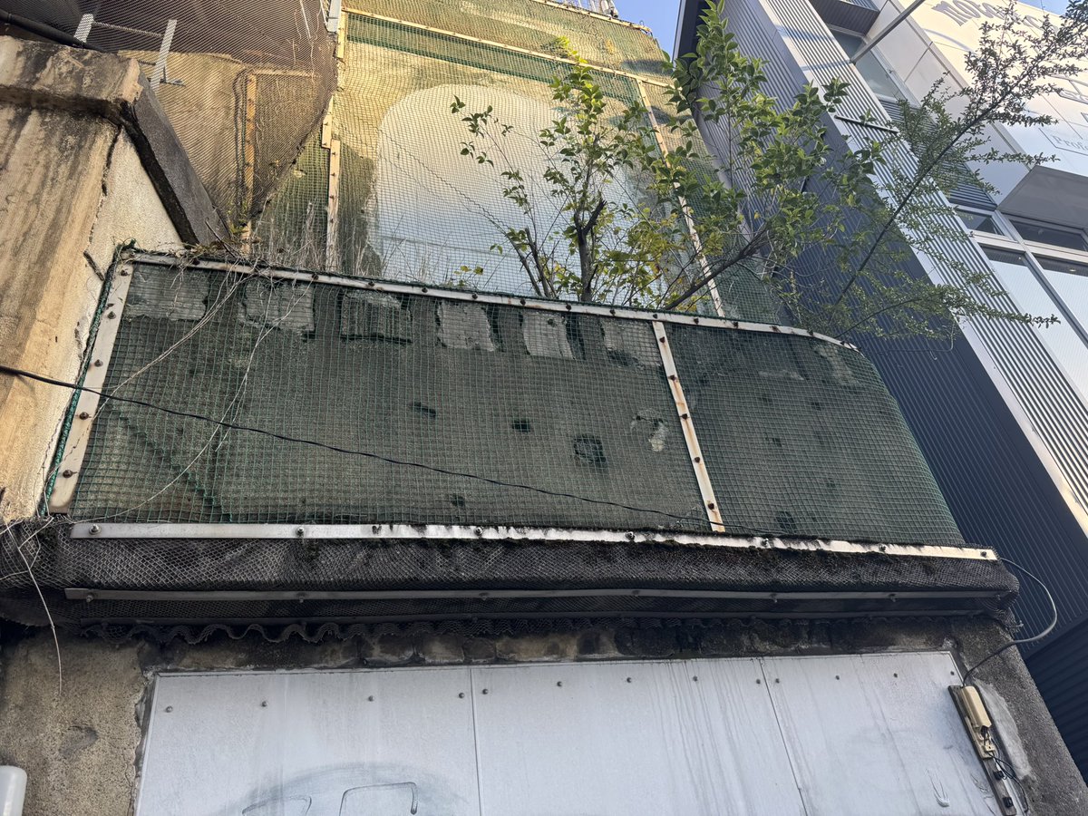 errorightn's tweet photo. 国道駅に残る米軍の機銃掃射痕を眺めながら「弾痕だ！弾痕ある！」と叫んでる　「弾痕」と発音できる機会はあまりないので言える内に言っておくのが経済 https://t.co/5bHQ8jtm2g