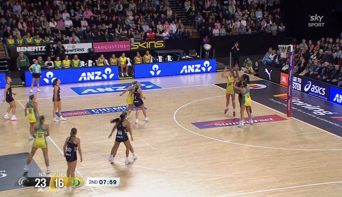 PlanetNetball's tweet photo. Pinpoint feeds from Heffernan reach Nweke and the Ferns are showing how doing the basics with precision is all it takes. #ConstellationCup https://t.co/FifSp1lXOs